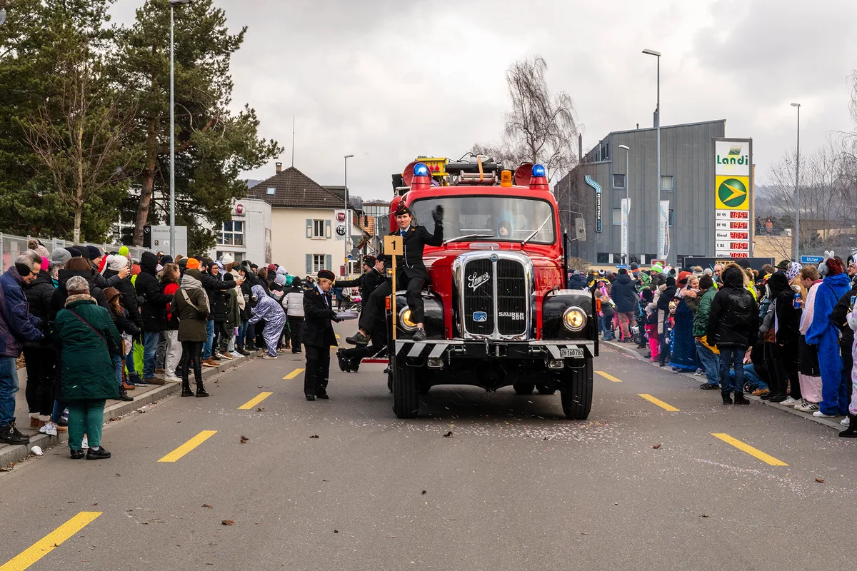 Der alte Saurer der Feuerwehr Wetzikon eröffnet den Umzug mit Blaulicht und Sirene. Der Fasnachtsumzug in Robenhausen war laut, bunt und sehenswert.